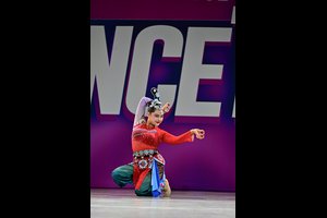 The Graceful Zhe Zhi Dance